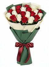 Букет Микс из красных и белых роз в Вохринке