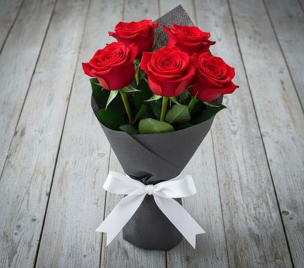 Букет 5 Красных роз Эдлесс Лав в Вохринке