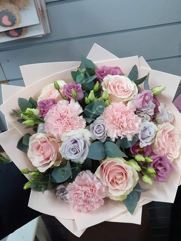 Букет цветов из: Розы, Гвоздики и Лизиантусы в Вохринке